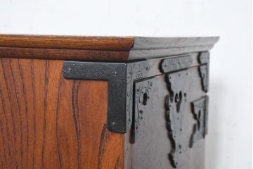 中古　美品　岩谷堂箪笥　黒々とした立派な金具が目を引く伝統と格式を纏う小箪笥(小型開き戸箪笥、船箪笥、小引き出し、小物収納)(R-084517)