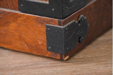 中古　美品　岩谷堂箪笥　黒々とした立派な金具が目を引く伝統と格式を纏う小箪笥(小型開き戸箪笥、船箪笥、小引き出し、小物収納)(R-084517)