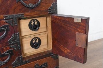 中古　美品　岩谷堂箪笥　小物整理におすすめ!迫力のある金具が目を引く極小箪笥(収納タンス、引き出し、チェスト、小物収納)(R-084519)