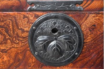 中古　美品　岩谷堂箪笥　小物整理におすすめ!迫力のある金具が目を引く極小箪笥(収納タンス、引き出し、チェスト、小物収納)(R-084519)