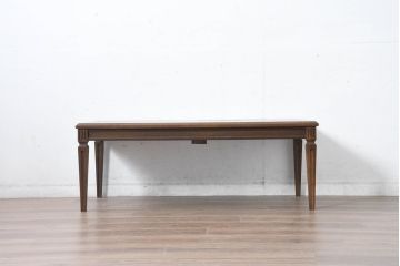 中古　美品　カリモク家具　domani(ドマーニ)　QUEENS LIFE(クイーンズライフ)　脚に施された彫りの装飾がさりげないアクセントのクラシックなセンターテーブル(ローテーブル、コンソールテーブル)(定価約21万円)(R-084521)