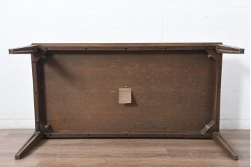 中古　美品　カリモク家具　domani(ドマーニ)　QUEENS LIFE(クイーンズライフ)　脚に施された彫りの装飾がさりげないアクセントのクラシックなセンターテーブル(ローテーブル、コンソールテーブル)(定価約21万円)(R-084521)