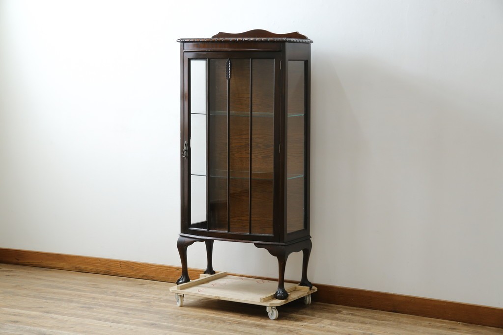 イギリスアンティーク　小振りサイズ!!エレガントな曲線を描く猫脚が優雅さを高めるガラスキャビネット　(R-084522)
