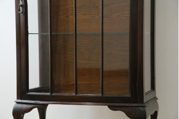 イギリスアンティーク　小振りサイズ!!エレガントな曲線を描く猫脚が優雅さを高めるガラスキャビネット　(R-084522)