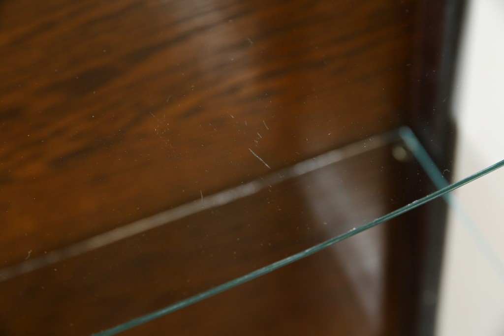 イギリスアンティーク　小振りサイズ!!エレガントな曲線を描く猫脚が優雅さを高めるガラスキャビネット　(R-084522)