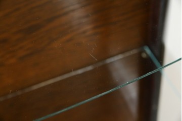 イギリスアンティーク　小振りサイズ!!エレガントな曲線を描く猫脚が優雅さを高めるガラスキャビネット　(R-084522)