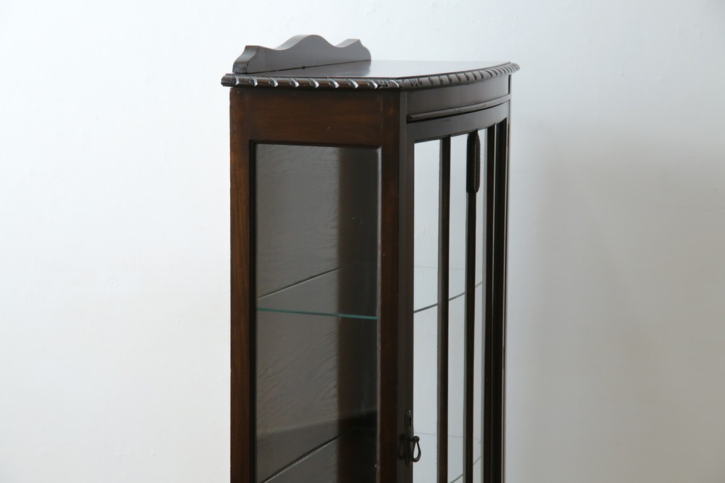 イギリスアンティーク　小振りサイズ!!エレガントな曲線を描く猫脚が優雅さを高めるガラスキャビネット　(R-084522)