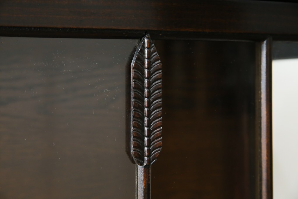 イギリスアンティーク　小振りサイズ!!エレガントな曲線を描く猫脚が優雅さを高めるガラスキャビネット　(R-084522)