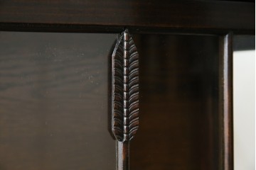 イギリスアンティーク　小振りサイズ!!エレガントな曲線を描く猫脚が優雅さを高めるガラスキャビネット　(R-084522)