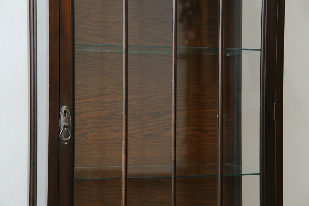 イギリスアンティーク　小振りサイズ!!エレガントな曲線を描く猫脚が優雅さを高めるガラスキャビネット　(R-084522)