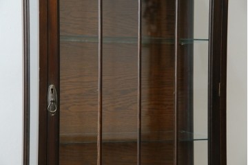 イギリスアンティーク　小振りサイズ!!エレガントな曲線を描く猫脚が優雅さを高めるガラスキャビネット　(R-084522)