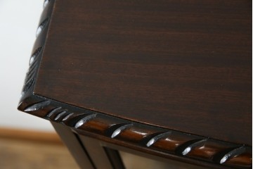 イギリスアンティーク　小振りサイズ!!エレガントな曲線を描く猫脚が優雅さを高めるガラスキャビネット　(R-084522)