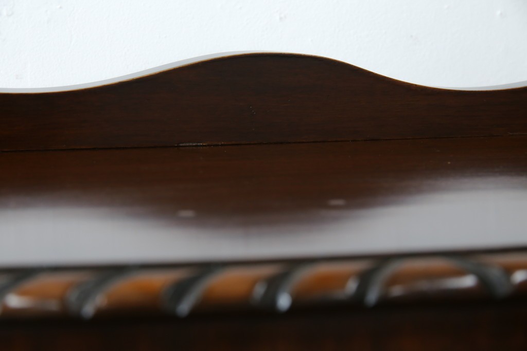 イギリスアンティーク　小振りサイズ!!エレガントな曲線を描く猫脚が優雅さを高めるガラスキャビネット　(R-084522)