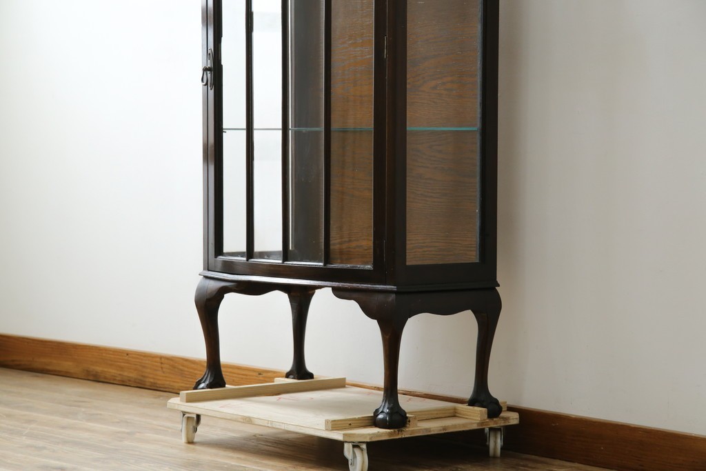 イギリスアンティーク　小振りサイズ!!エレガントな曲線を描く猫脚が優雅さを高めるガラスキャビネット　(R-084522)