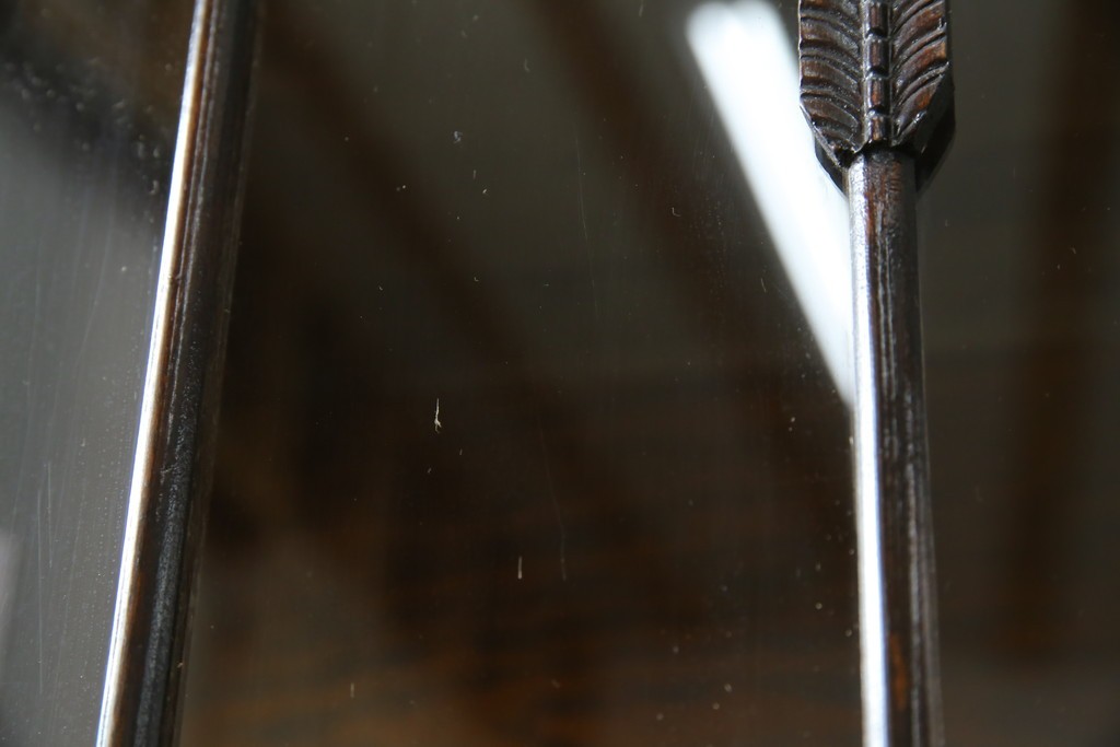 イギリスアンティーク　小振りサイズ!!エレガントな曲線を描く猫脚が優雅さを高めるガラスキャビネット　(R-084522)