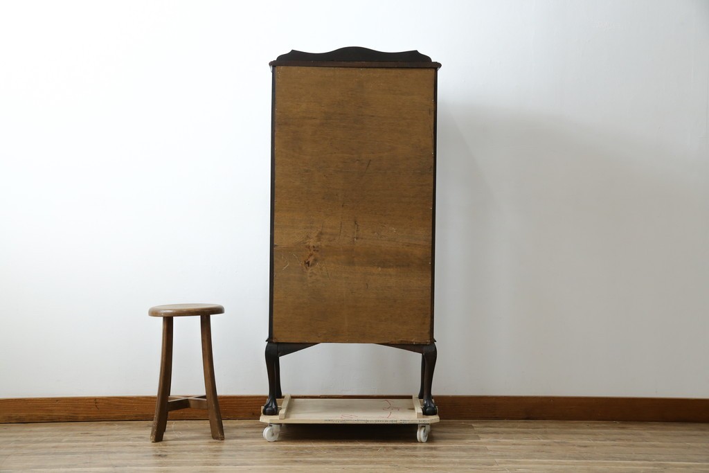 イギリスアンティーク　小振りサイズ!!エレガントな曲線を描く猫脚が優雅さを高めるガラスキャビネット　(R-084522)