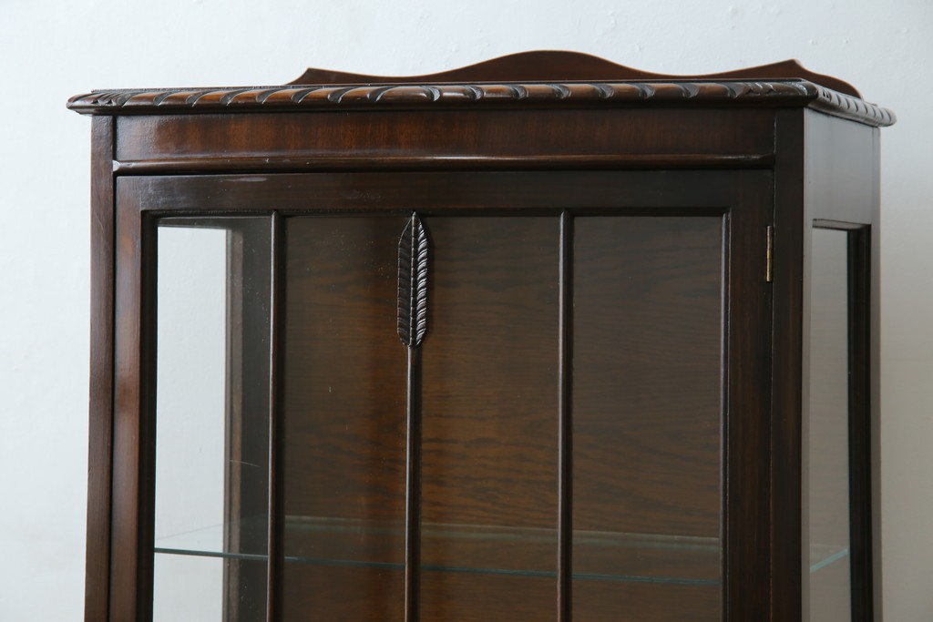 イギリスアンティーク　小振りサイズ!!エレガントな曲線を描く猫脚が優雅さを高めるガラスキャビネット　(R-084522)