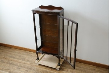 イギリスアンティーク　小振りサイズ!!エレガントな曲線を描く猫脚が優雅さを高めるガラスキャビネット　(R-084522)