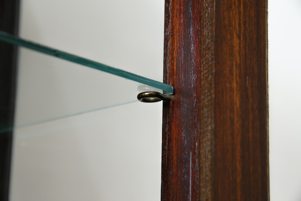 イギリスアンティーク　小振りサイズ!!エレガントな曲線を描く猫脚が優雅さを高めるガラスキャビネット　(R-084522)