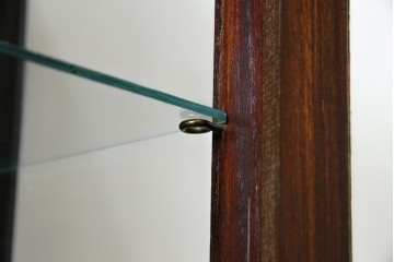 イギリスアンティーク　小振りサイズ!!エレガントな曲線を描く猫脚が優雅さを高めるガラスキャビネット　(R-084522)