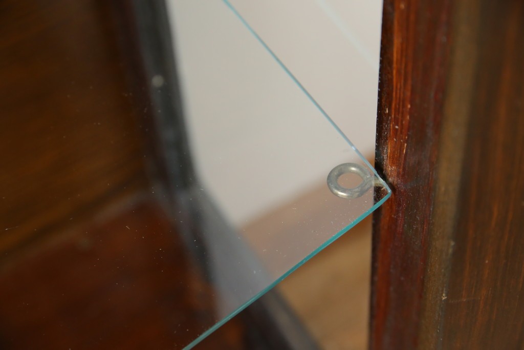 イギリスアンティーク　小振りサイズ!!エレガントな曲線を描く猫脚が優雅さを高めるガラスキャビネット　(R-084522)