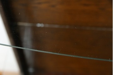 イギリスアンティーク　小振りサイズ!!エレガントな曲線を描く猫脚が優雅さを高めるガラスキャビネット　(R-084522)