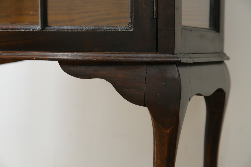 イギリスアンティーク　小振りサイズ!!エレガントな曲線を描く猫脚が優雅さを高めるガラスキャビネット　(R-084522)