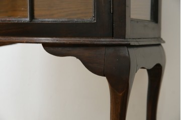 イギリスアンティーク　小振りサイズ!!エレガントな曲線を描く猫脚が優雅さを高めるガラスキャビネット　(R-084522)