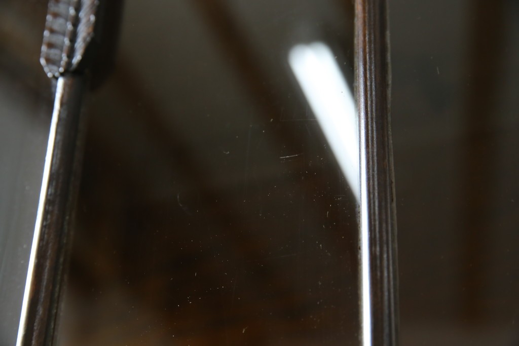 イギリスアンティーク　小振りサイズ!!エレガントな曲線を描く猫脚が優雅さを高めるガラスキャビネット　(R-084522)