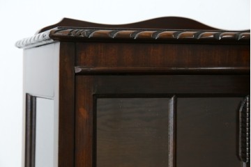 イギリスアンティーク　小振りサイズ!!エレガントな曲線を描く猫脚が優雅さを高めるガラスキャビネット　(R-084522)