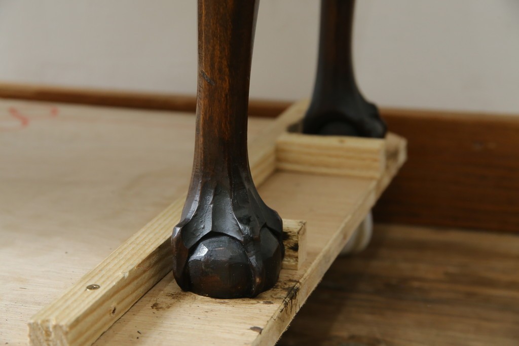 イギリスアンティーク　小振りサイズ!!エレガントな曲線を描く猫脚が優雅さを高めるガラスキャビネット　(R-084522)