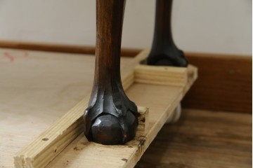 イギリスアンティーク　小振りサイズ!!エレガントな曲線を描く猫脚が優雅さを高めるガラスキャビネット　(R-084522)