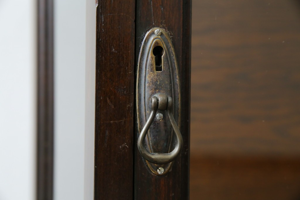 イギリスアンティーク　小振りサイズ!!エレガントな曲線を描く猫脚が優雅さを高めるガラスキャビネット　(R-084522)