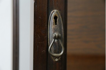 イギリスアンティーク　小振りサイズ!!エレガントな曲線を描く猫脚が優雅さを高めるガラスキャビネット　(R-084522)