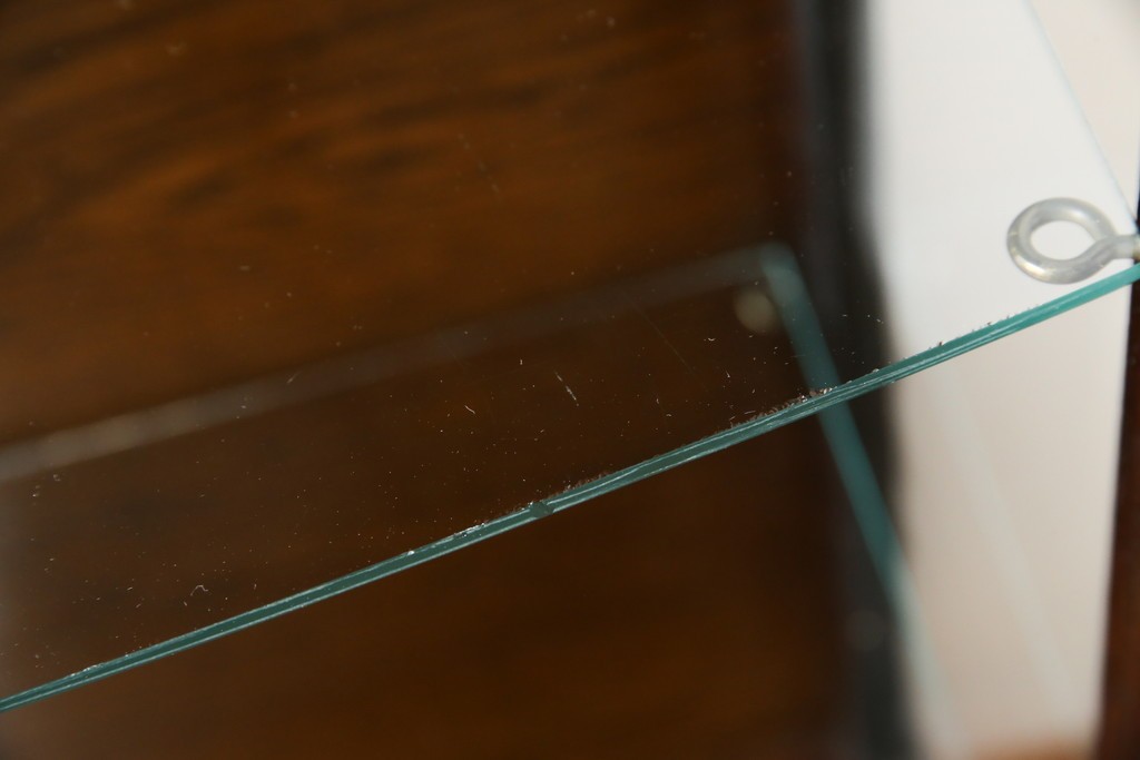 イギリスアンティーク　小振りサイズ!!エレガントな曲線を描く猫脚が優雅さを高めるガラスキャビネット　(R-084522)