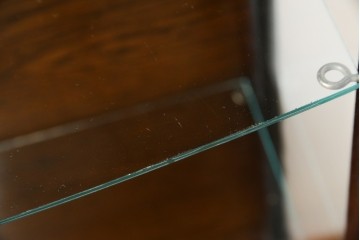 イギリスアンティーク　小振りサイズ!!エレガントな曲線を描く猫脚が優雅さを高めるガラスキャビネット　(R-084522)