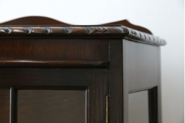 イギリスアンティーク　小振りサイズ!!エレガントな曲線を描く猫脚が優雅さを高めるガラスキャビネット　(R-084522)