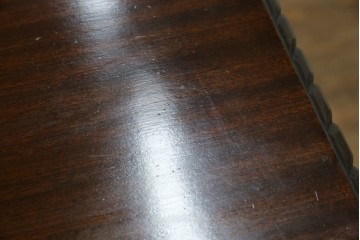 イギリスアンティーク　小振りサイズ!!エレガントな曲線を描く猫脚が優雅さを高めるガラスキャビネット　(R-084522)