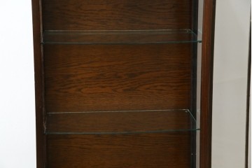 イギリスアンティーク　小振りサイズ!!エレガントな曲線を描く猫脚が優雅さを高めるガラスキャビネット　(R-084522)