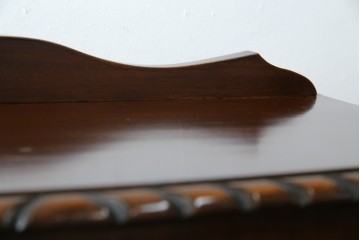 イギリスアンティーク　小振りサイズ!!エレガントな曲線を描く猫脚が優雅さを高めるガラスキャビネット　(R-084522)