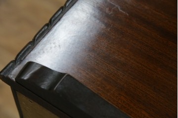 イギリスアンティーク　小振りサイズ!!エレガントな曲線を描く猫脚が優雅さを高めるガラスキャビネット　(R-084522)