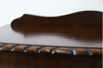 イギリスアンティーク　小振りサイズ!!エレガントな曲線を描く猫脚が優雅さを高めるガラスキャビネット　(R-084522)