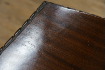 イギリスアンティーク　小振りサイズ!!エレガントな曲線を描く猫脚が優雅さを高めるガラスキャビネット　(R-084522)