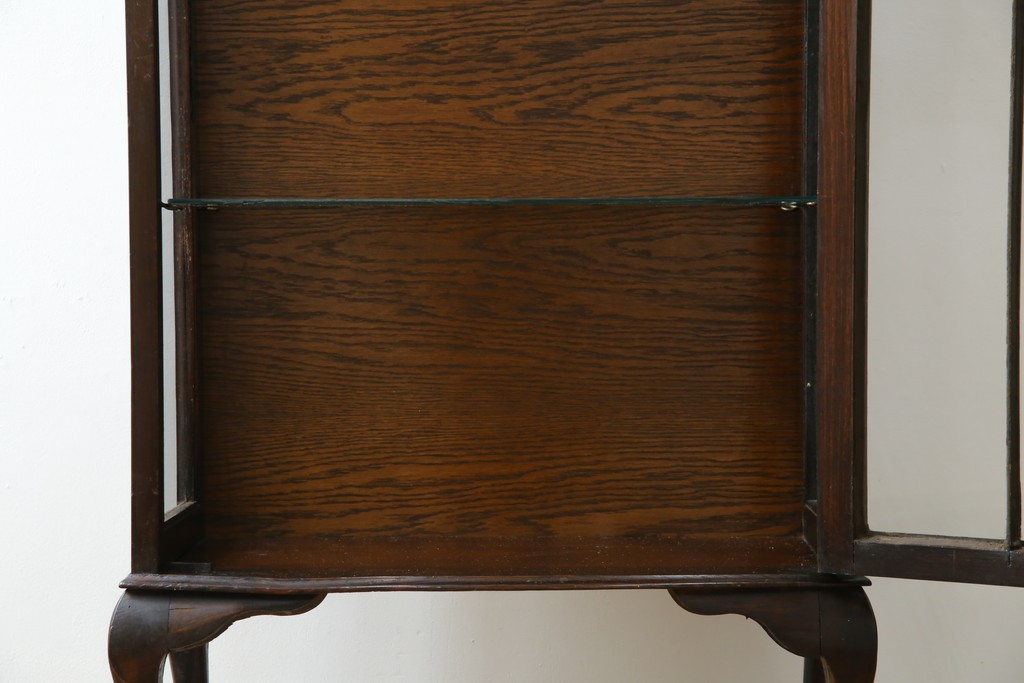 イギリスアンティーク　小振りサイズ!!エレガントな曲線を描く猫脚が優雅さを高めるガラスキャビネット　(R-084522)