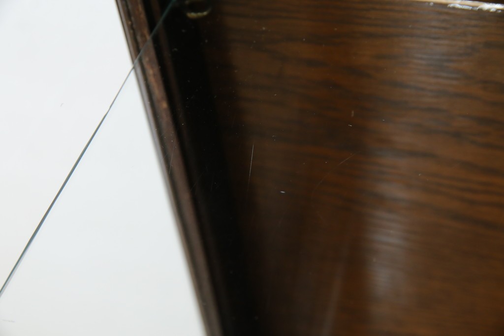 イギリスアンティーク　小振りサイズ!!エレガントな曲線を描く猫脚が優雅さを高めるガラスキャビネット　(R-084522)