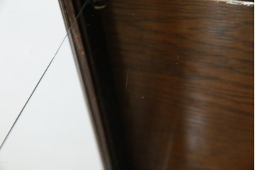 イギリスアンティーク　小振りサイズ!!エレガントな曲線を描く猫脚が優雅さを高めるガラスキャビネット　(R-084522)