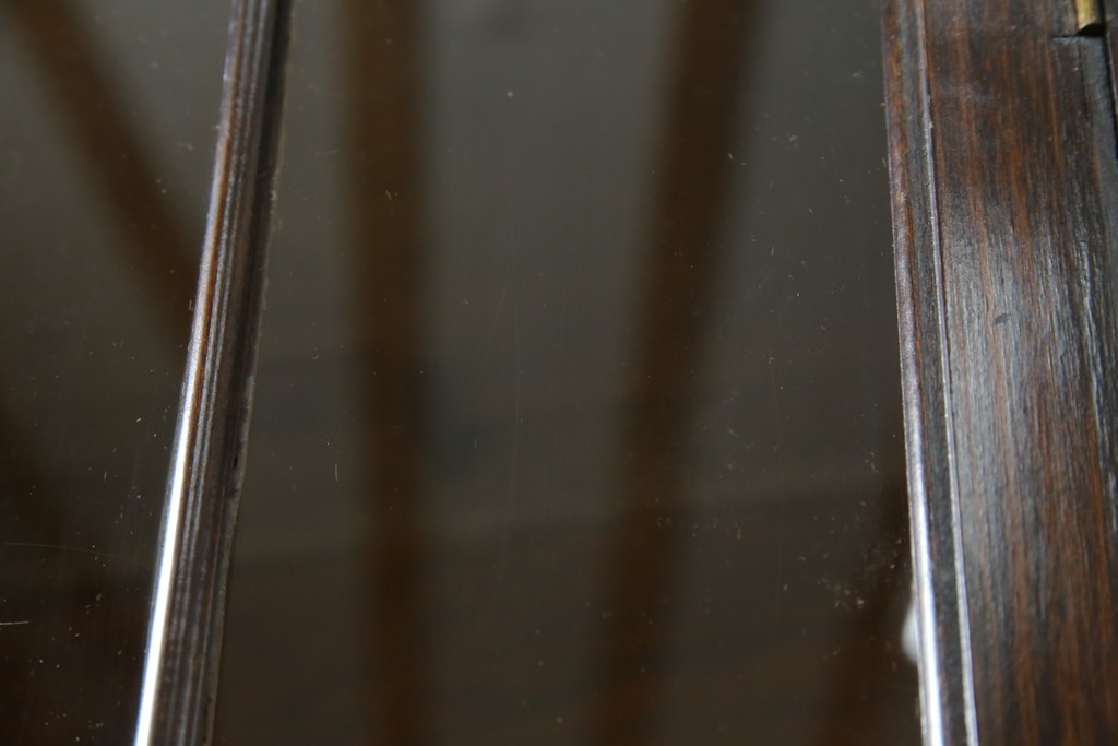 イギリスアンティーク　小振りサイズ!!エレガントな曲線を描く猫脚が優雅さを高めるガラスキャビネット　(R-084522)