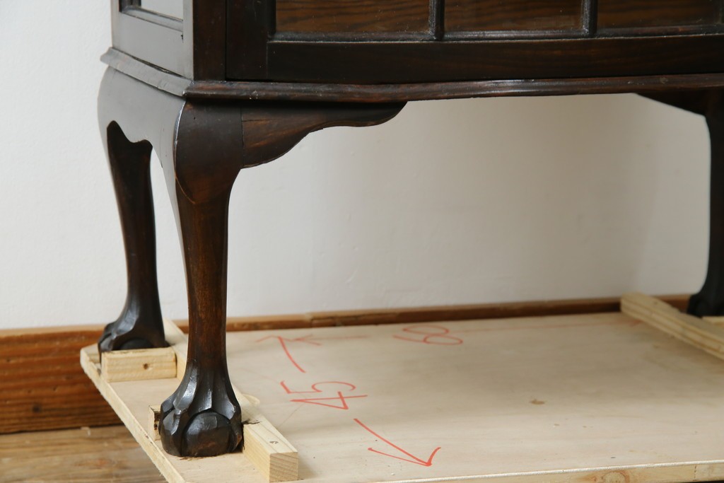 イギリスアンティーク　小振りサイズ!!エレガントな曲線を描く猫脚が優雅さを高めるガラスキャビネット　(R-084522)