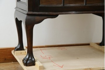 イギリスアンティーク　小振りサイズ!!エレガントな曲線を描く猫脚が優雅さを高めるガラスキャビネット　(R-084522)