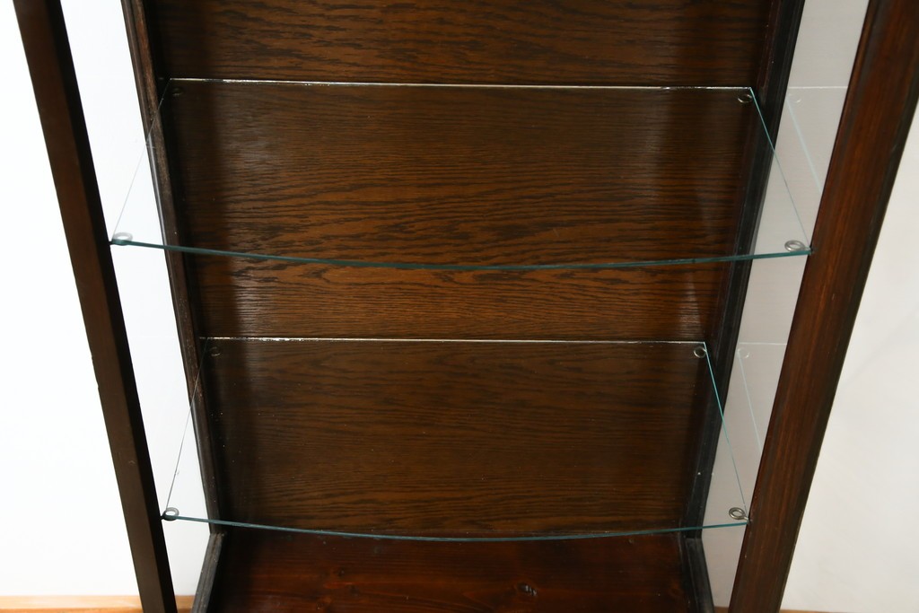 イギリスアンティーク　小振りサイズ!!エレガントな曲線を描く猫脚が優雅さを高めるガラスキャビネット　(R-084522)